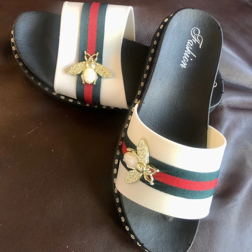 White Sandal Slide with gold tone pearl bee! Size 8.5 - New
